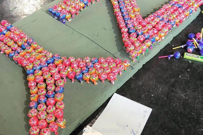 不用鲜花装饰婚车却用棒棒糖,这是什么寓意?