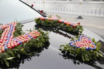 ​不用鲜花装饰婚车却用棒棒糖，这是什么寓意？