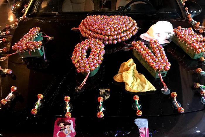 不用鲜花装饰婚车却用棒棒糖,这是什么寓意?