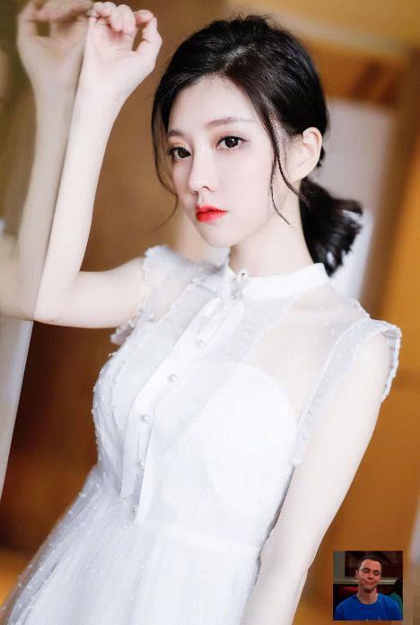 斗鱼一姐很敷衍?粉丝拿到冯提莫签名,看完后却转头扔进垃圾桶!