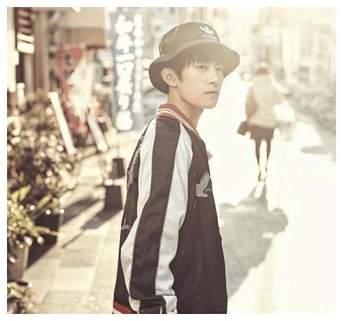 娱乐圈里没有真兄弟?易烊千玺与王俊凯之间的“爱恨情仇”