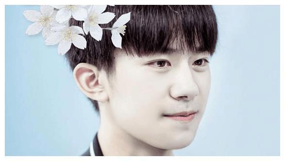 娱乐圈里没有真兄弟?易烊千玺与王俊凯之间的“爱恨情仇”