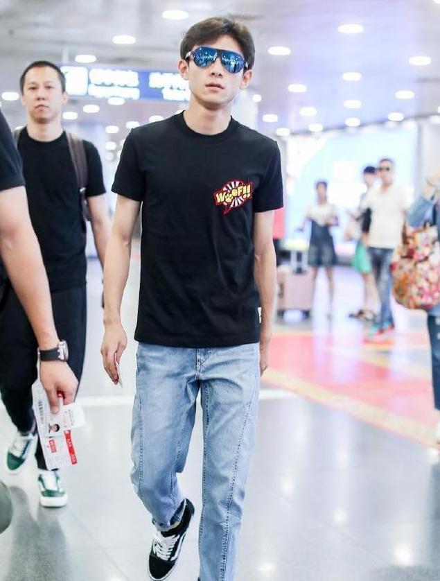 张一山把头发拉直后大变样,四六分发型又痞又坏,差点没认出来