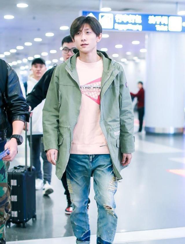 张一山把头发拉直后大变样,四六分发型又痞又坏,差点没认出来