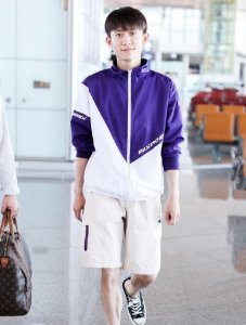 ​张一山把头发拉直后大变样，四六分发型又痞又坏，差点没认出来