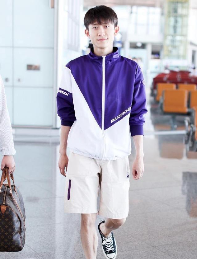 张一山把头发拉直后大变样,四六分发型又痞又坏,差点没认出来