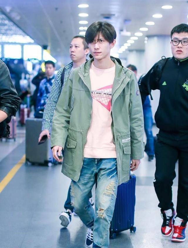 张一山把头发拉直后大变样,四六分发型又痞又坏,差点没认出来