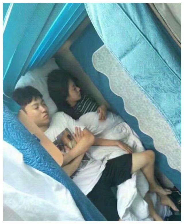 陈新颖恋上网红女,同睡一个火车卧铺,恩爱十足!