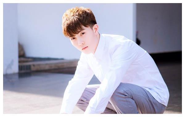 陈新颖恋上网红女,同睡一个火车卧铺,恩爱十足!