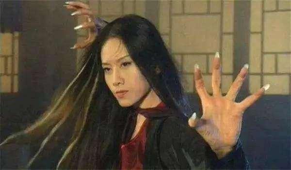 80年代花百万开酒店,周星驰跑龙套时她演梅超风走红,终身未嫁