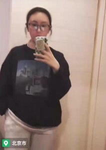 宋丹丹儿媳王博谷晒大肚照,肚子凸出明显,老公在家为其做饭