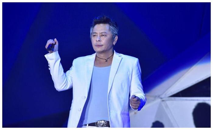 他被称为华语乐坛第一人,比肩四大天王,巅峰时却被人毒哑嗓子