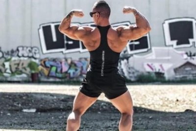 ​34岁健身肌肉男，结婚5年妻子未孕，网友调侃外强中干