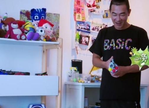 陈小春晒出自己家豪宅,阳台对着湖光山景,香港这种房子太稀有了