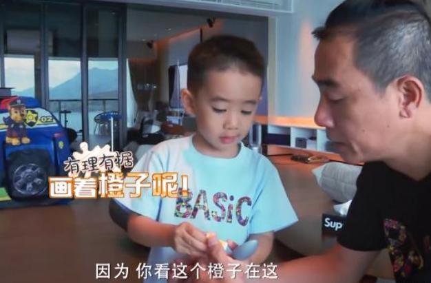 陈小春晒出自己家豪宅,阳台对着湖光山景,香港这种房子太稀有了