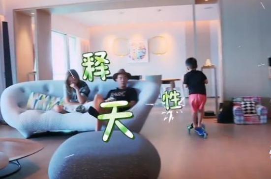 陈小春晒出自己家豪宅,阳台对着湖光山景,香港这种房子太稀有了