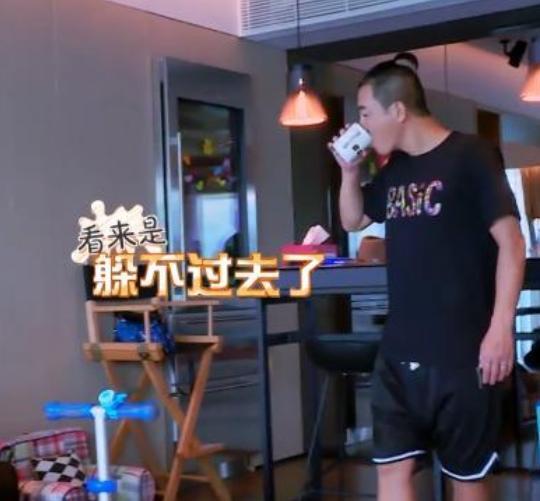 陈小春晒出自己家豪宅,阳台对着湖光山景,香港这种房子太稀有了