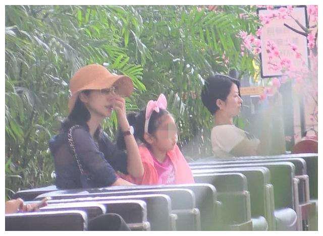 韩雪假唱、被湖南卫视晚会除名,现在老公孩子都出来了?