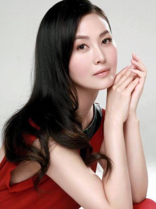 还记得98版《水浒传》里的“潘金莲”吗?今47岁风韵不减当年