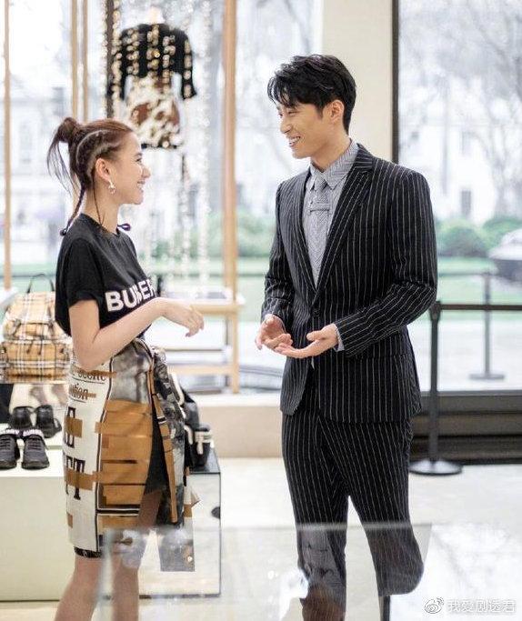 奚梦瑶否认是窦骁前女友,彻头彻尾的同事关系,发文送祝福