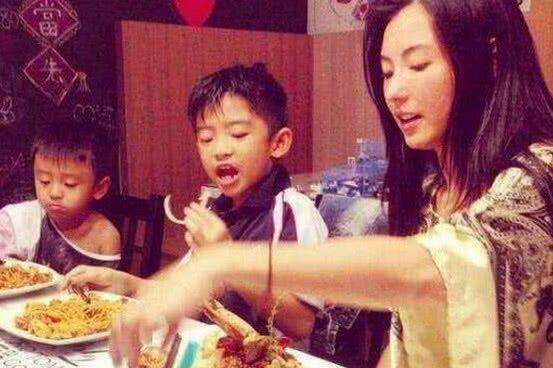 张柏芝第三胎儿子正面照曝光,真名居然不姓谢,父亲身份引人遐想