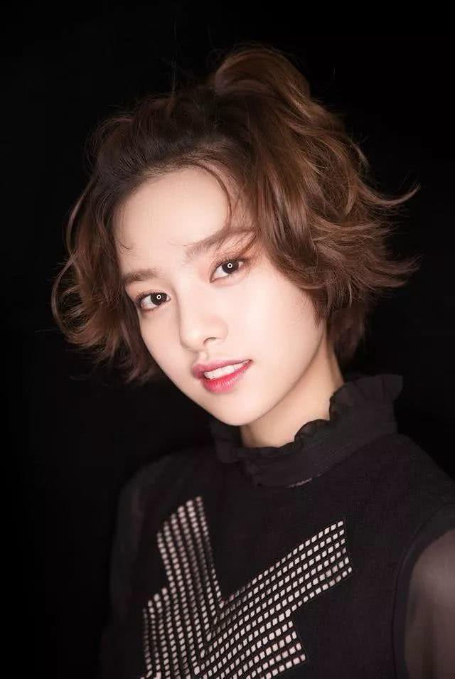 张艺上高清写真,小黑裙配短卷发,可爱俏皮,充满灵气!