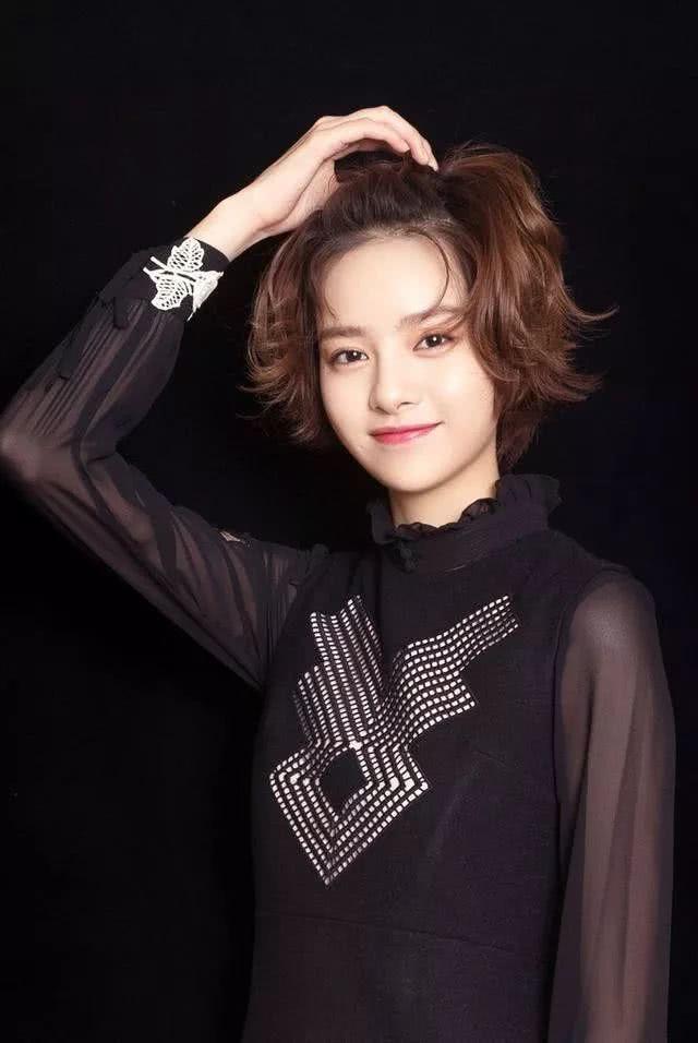 张艺上高清写真,小黑裙配短卷发,可爱俏皮,充满灵气!