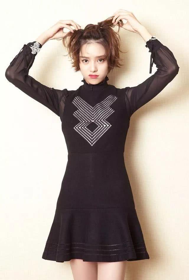 张艺上高清写真,小黑裙配短卷发,可爱俏皮,充满灵气!