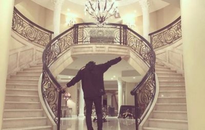 ​晒晒黄子韬在美国的豪宅，内部有双排欧式楼梯，一看就是大富之家