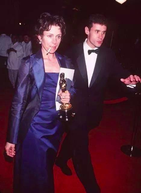 她两次夺得影后,却自曝睡了导演才拿到奥斯卡,网友炸开锅