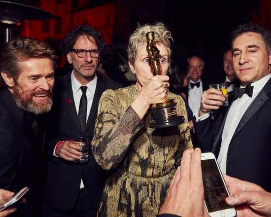 她两次夺得影后,却自曝睡了导演才拿到奥斯卡,网友炸开锅