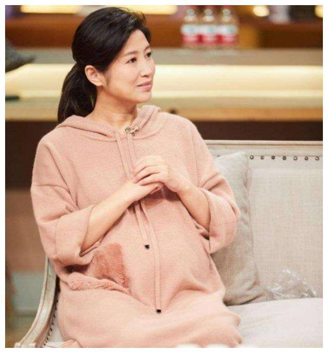 春妮:2次结婚均嫁电台主持人,本不愿生孩子,41岁却意外怀孕
