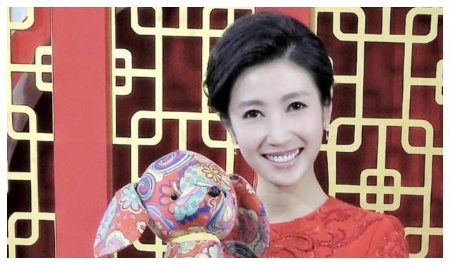 春妮:2次结婚均嫁电台主持人,本不愿生孩子,41岁却意外怀孕