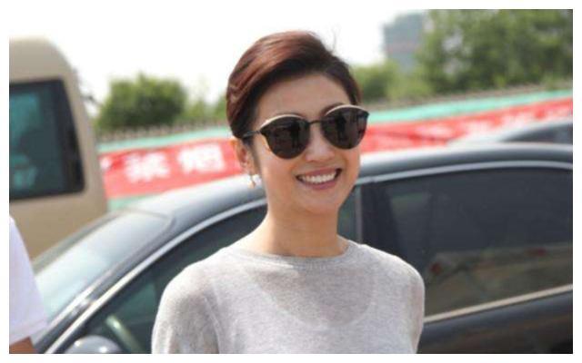 春妮:2次结婚均嫁电台主持人,本不愿生孩子,41岁却意外怀孕