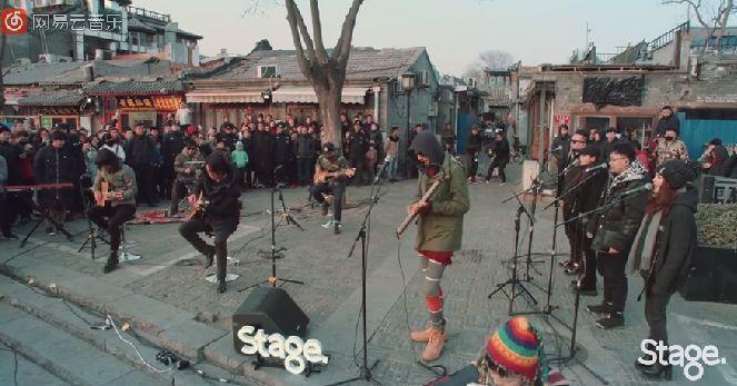 朴树跑到北京后海给一群陌生人唱了首歌,一开口就惊艳全场!