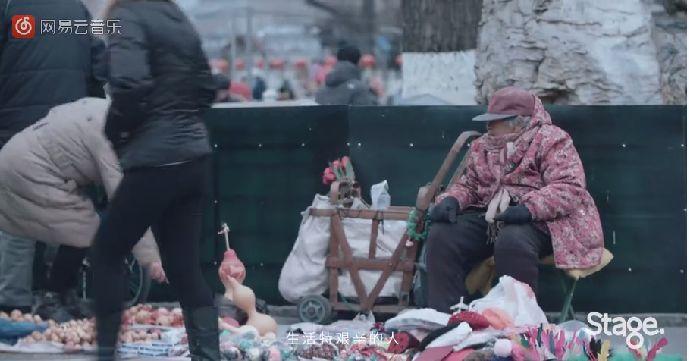 朴树跑到北京后海给一群陌生人唱了首歌,一开口就惊艳全场!