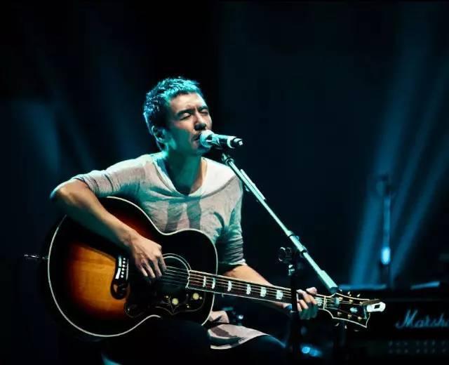 朴树跑到北京后海给一群陌生人唱了首歌,一开口就惊艳全场!