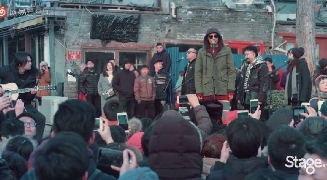 朴树跑到北京后海给一群陌生人唱了首歌,一开口就惊艳全场!