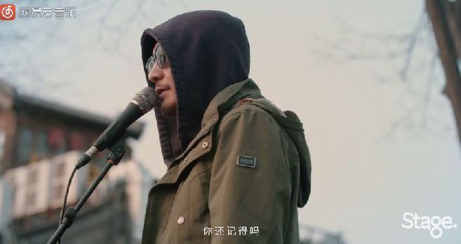 朴树跑到北京后海给一群陌生人唱了首歌,一开口就惊艳全场!