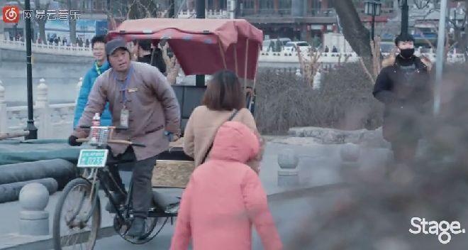 朴树跑到北京后海给一群陌生人唱了首歌,一开口就惊艳全场!