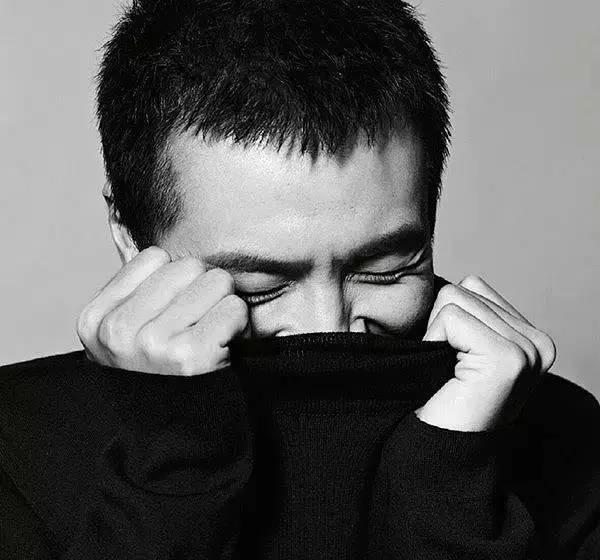 朴树跑到北京后海给一群陌生人唱了首歌,一开口就惊艳全场!