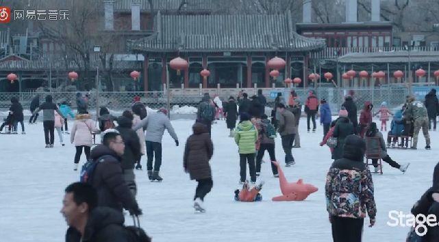 朴树跑到北京后海给一群陌生人唱了首歌,一开口就惊艳全场!