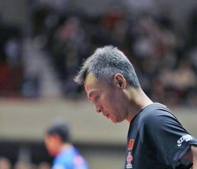 刘国梁的心腹大将,秦志戬休息日给马龙当陪练,43岁已满头白发