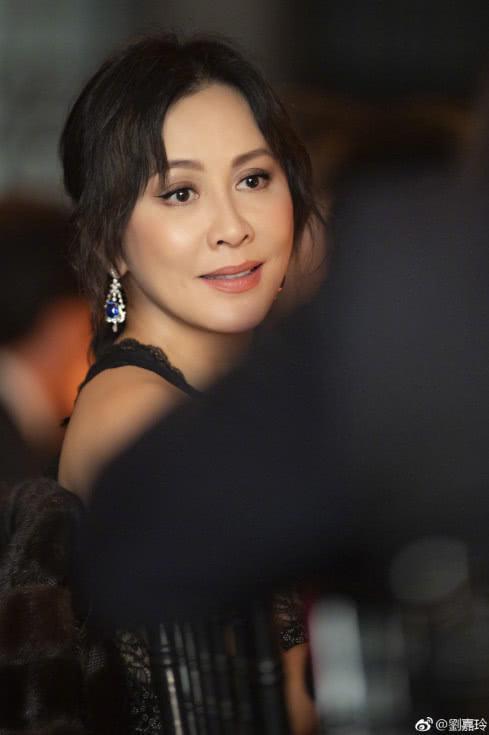 刘嘉玲晒陈冠希合照,二人亲密似姐弟,让网友梦回《无间道》