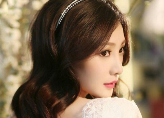 柳岩穿低胸蕾丝睡衣,傲人上围撑不住衣服,为防走光不停往上提