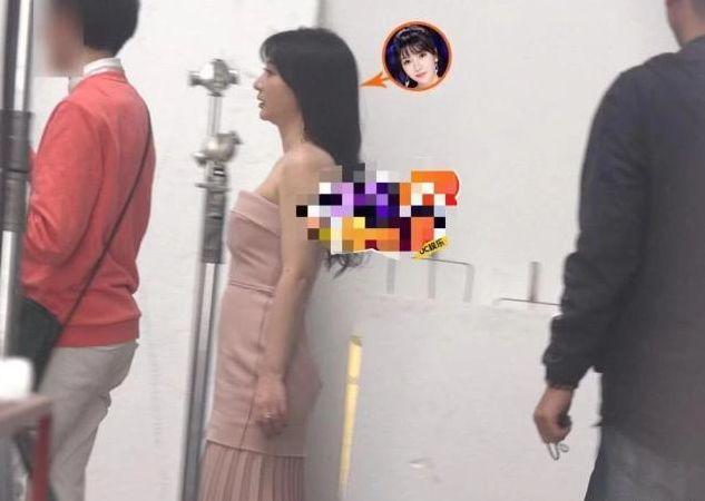 柳岩穿低胸蕾丝睡衣,傲人上围撑不住衣服,为防走光不停往上提