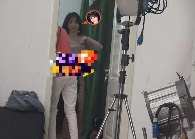 柳岩穿低胸蕾丝睡衣,傲人上围撑不住衣服,为防走光不停往上提