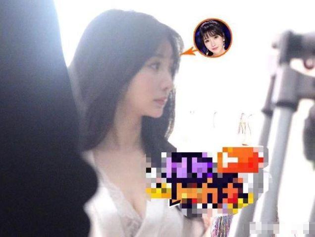 柳岩穿低胸蕾丝睡衣,傲人上围撑不住衣服,为防走光不停往上提