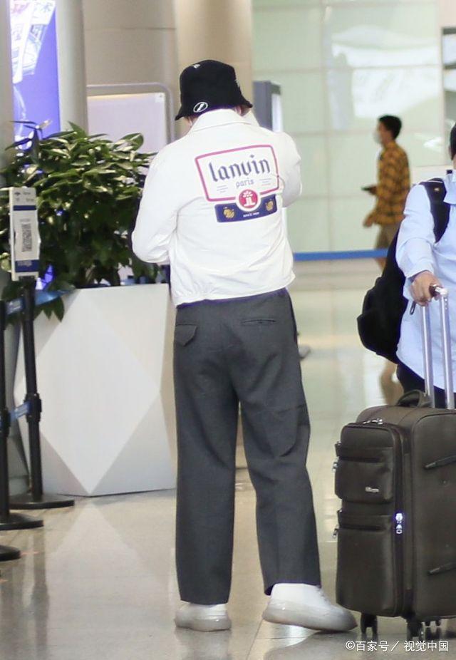 黄晓明现身长沙录制《乘风破浪的姐姐》节目,年过40堪比小生