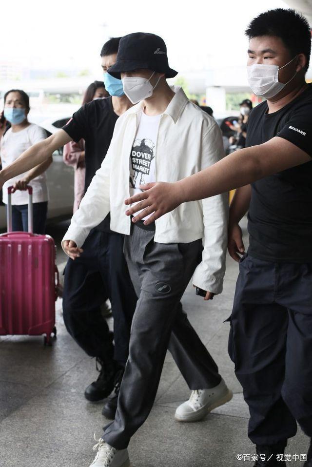 黄晓明现身长沙录制《乘风破浪的姐姐》节目,年过40堪比小生